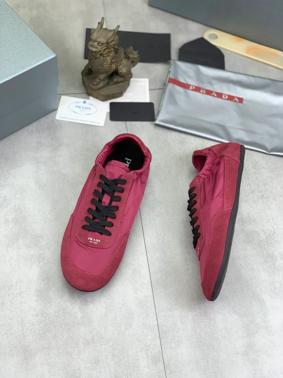 Men's shoes 💰P500💰【New style】hot style is on the official website, 🆘 Trendy brand (Prada) mainly promotes hot style, avant-garde and versatile fashion men's shoes private version mold opening, cowhide surface splicing 1:1 replica... fashionable and simple, original imported cowhide lining cowhide feet; the atmosphere and personality are more fashionable, eye-catching and pursuing class. It will subvert the old idea and be a must-have for fashion trendsetters with you! Must keep it for yourself! Tall and comfortable, large and low, high-end quality workmanship. Size: 38-44; 6️⃣colors available.